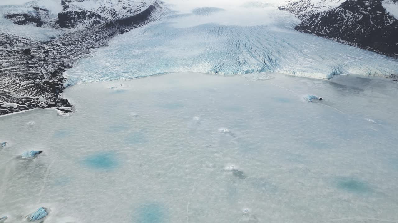아이슬란드 바트나요쿨 (vatnajökull) 의 산 빙하 근처 에 있는 얼어붙은 호수 의 공중 사진