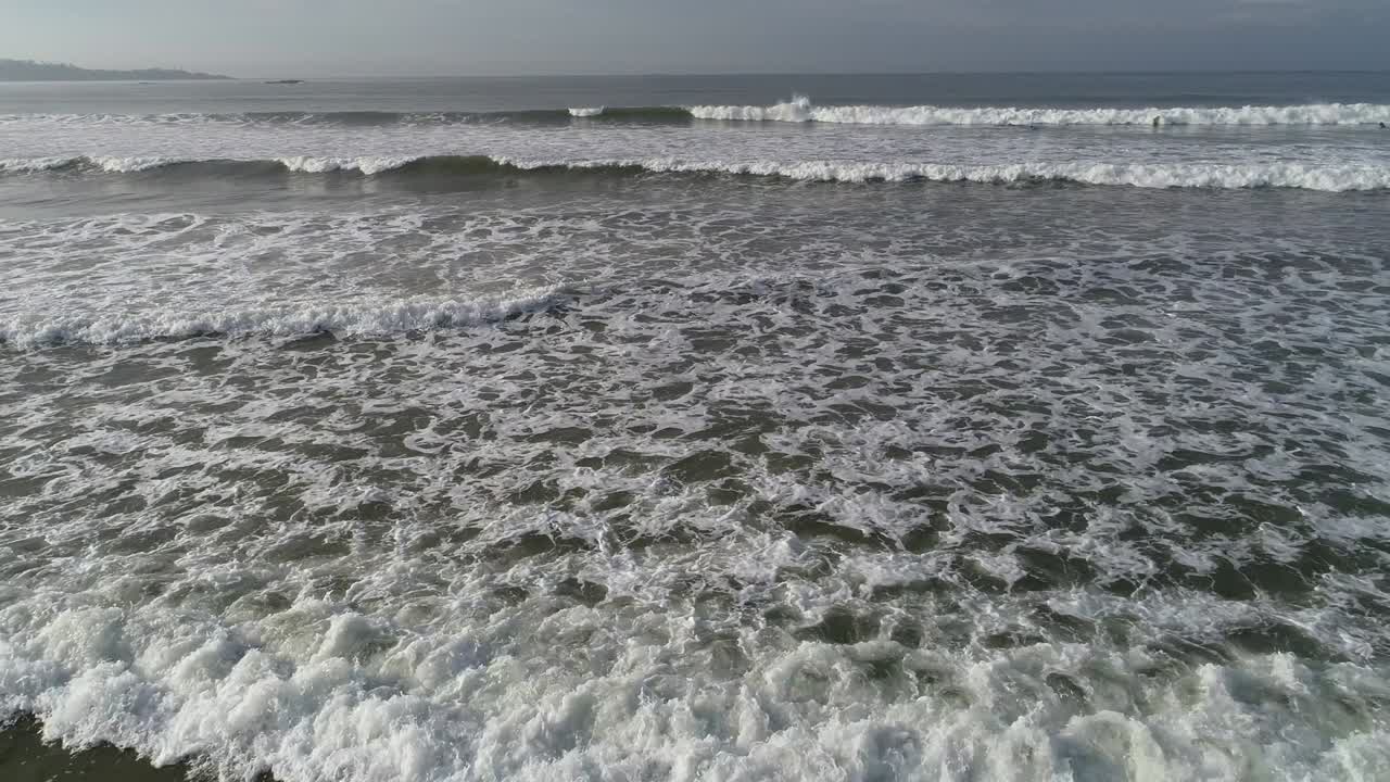 vista aérea. imágenes aéreas de drones de las olas del océano rompiendo en la orilla. volando el océano