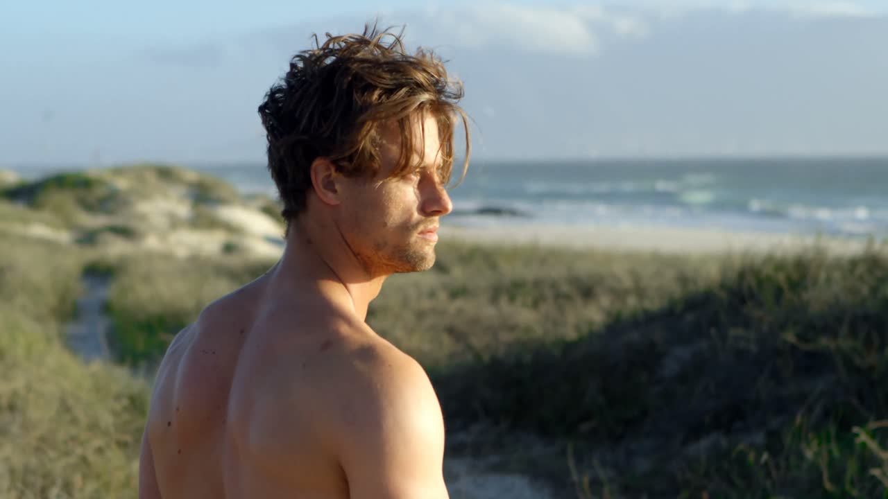 해변 4k에 서 있는 남성 서퍼