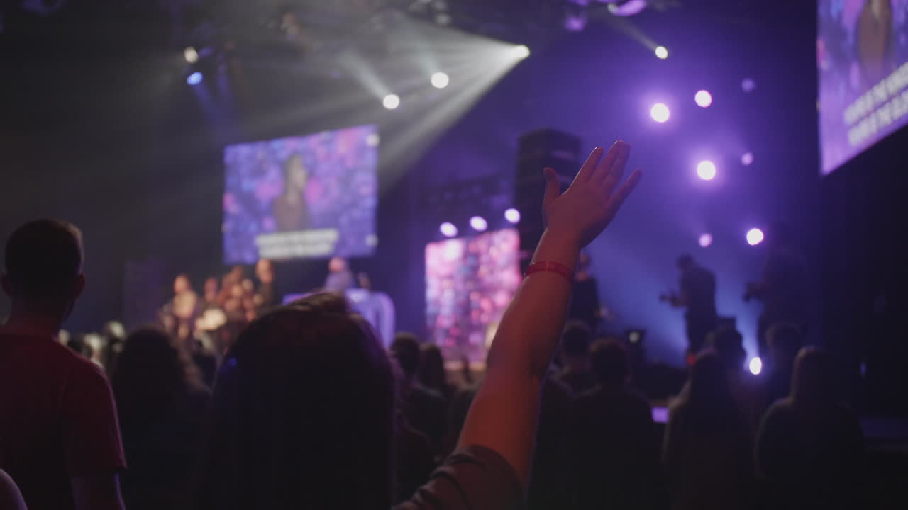 Persone che alzano le mani a un concerto