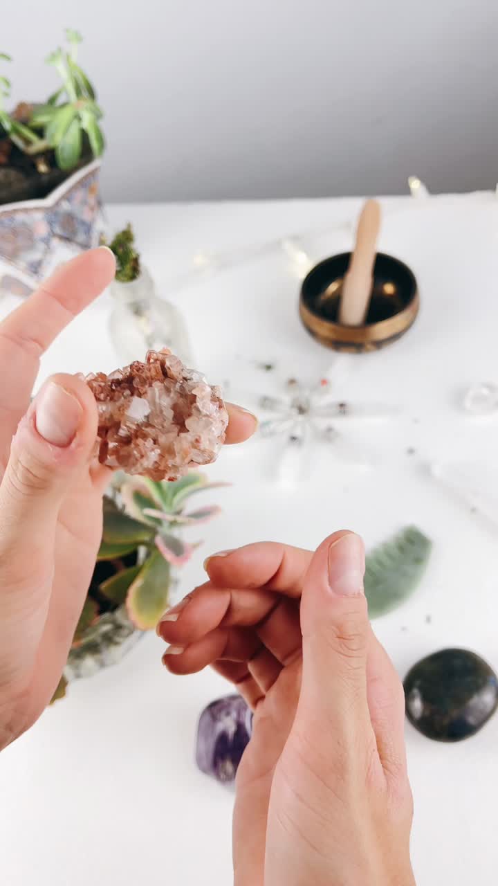 manos sosteniendo un cristal