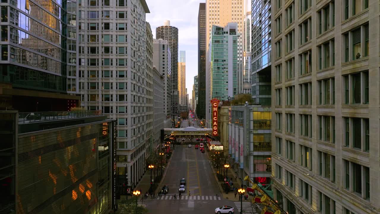 Vista aerea di State Street con l'insegna di Chicago.