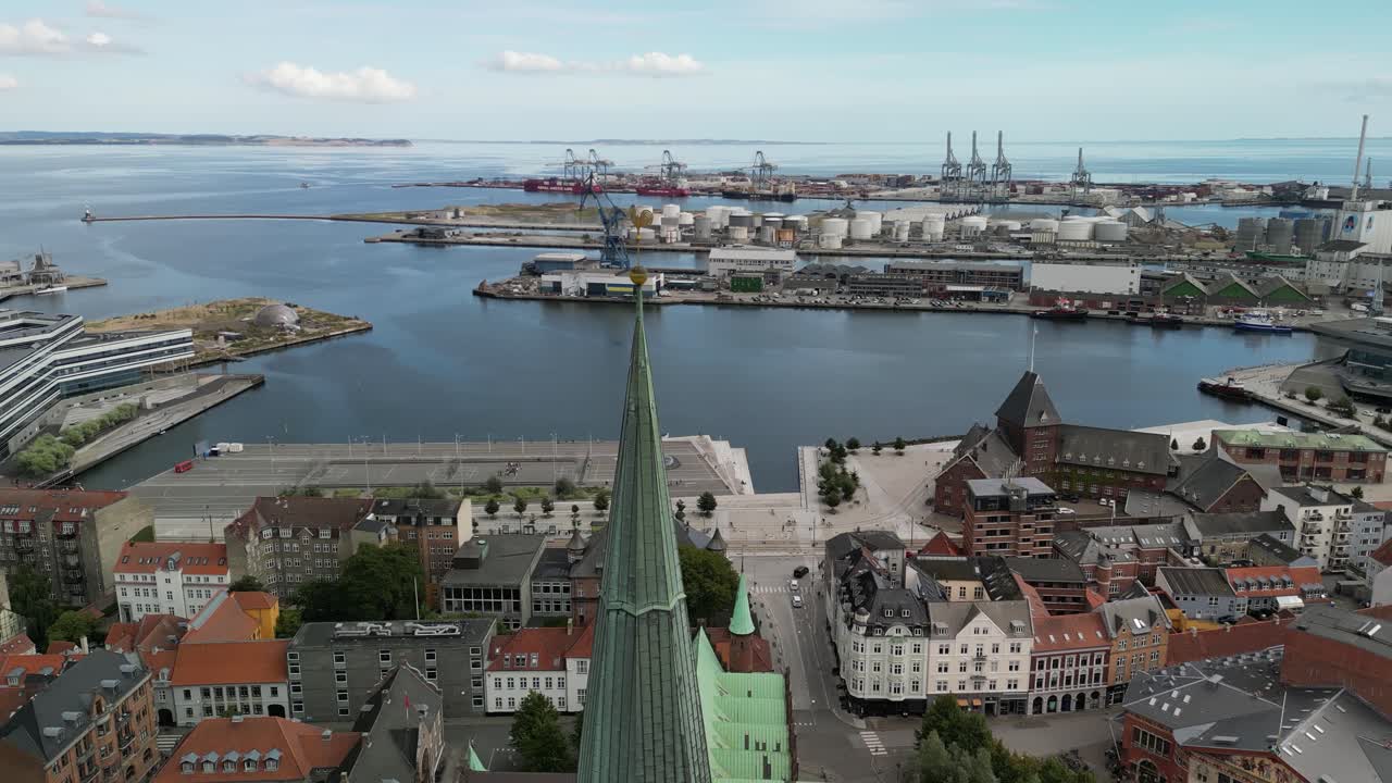 la torre de la catedral de aarhus orbita con antena de la ciudad, aarhus, dinamarca