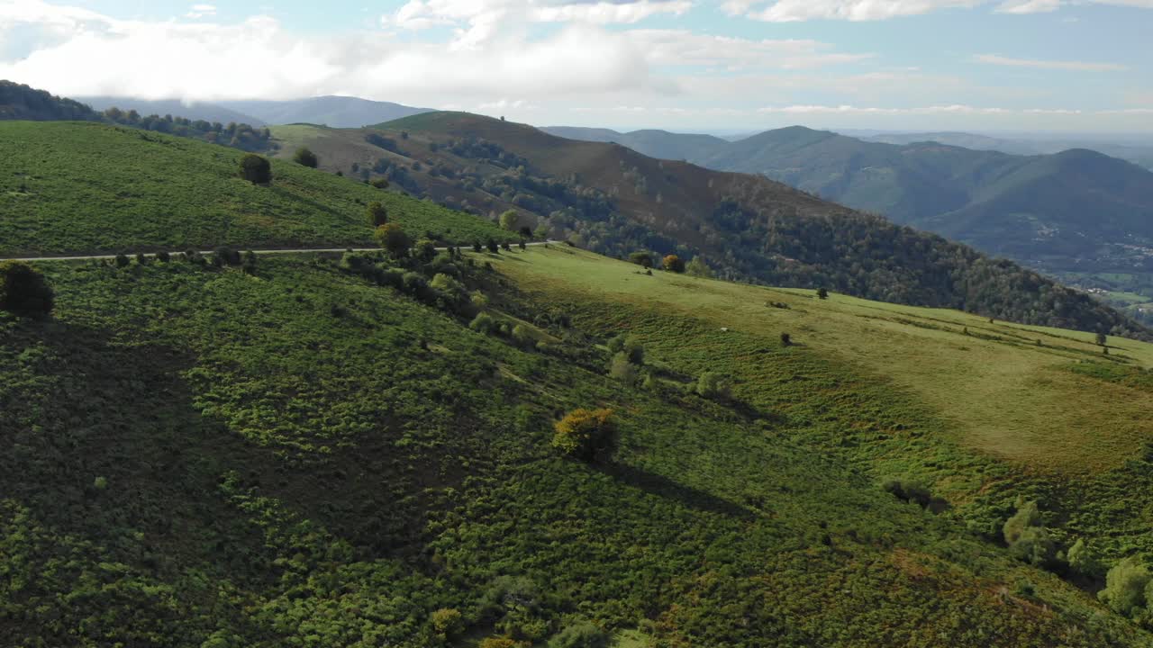 Vista cinematografica di Prat d'Albis, Pirenei in estate, Francia