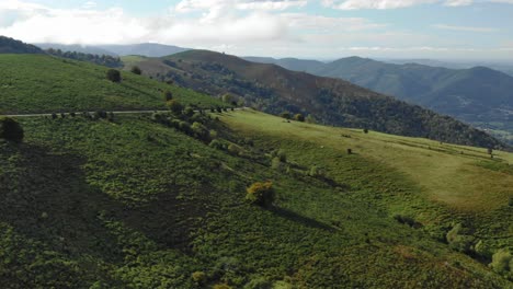vista cinematográfica de prat d&#39;albis, pirineos en temporada de verano, francia