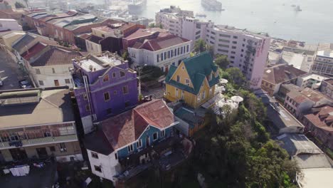 Aerial-Overhead-View-Of-Hotel-Manoir-Atkinson-And-Hotel-Brighton-Beside-Mirador-Paseo-Atkinson-In-Valparaíso,-Chile