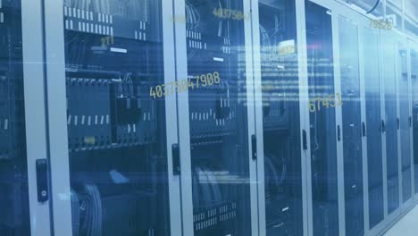 animación de múltiples números cambiantes, procesamiento de datos y punto de luz contra la sala de servidores de computadora