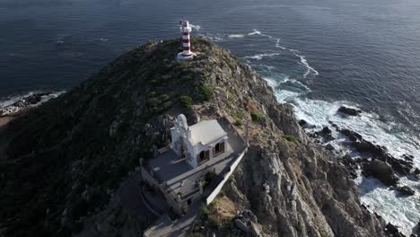 iglesia en la cima de la montaña junto al faro de el encanto con vistas al mar de cortez, cabo, méxico