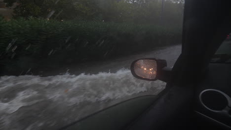 automóvil de calle inundado conduciendo durante una fuerte lluvia en una carretera con mucha agua montpellier