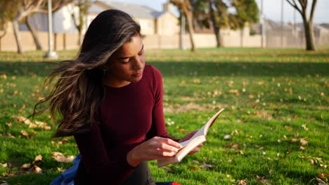 Hermosa-Joven-Estudiante-Universitaria-Estudiando-Y-Leyendo-Un-Libro-Al-Aire-Libre-En-El-Parque-Antes-De-La-Escuela