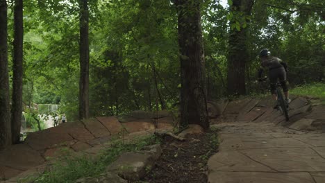 Backshot-Von-Zwei-Radfahrern-Im-Wald-Auf-Einem-Trail