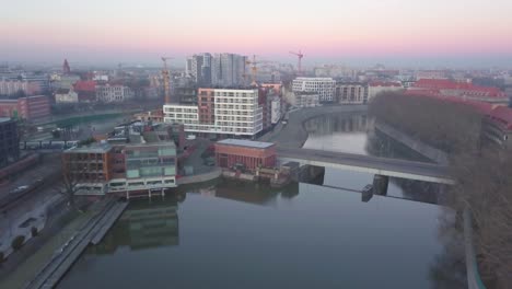 Vista-Aérea-De-Dos-Trenes-Cruzando-El-Puente-En-Wroclaw,-Polonia