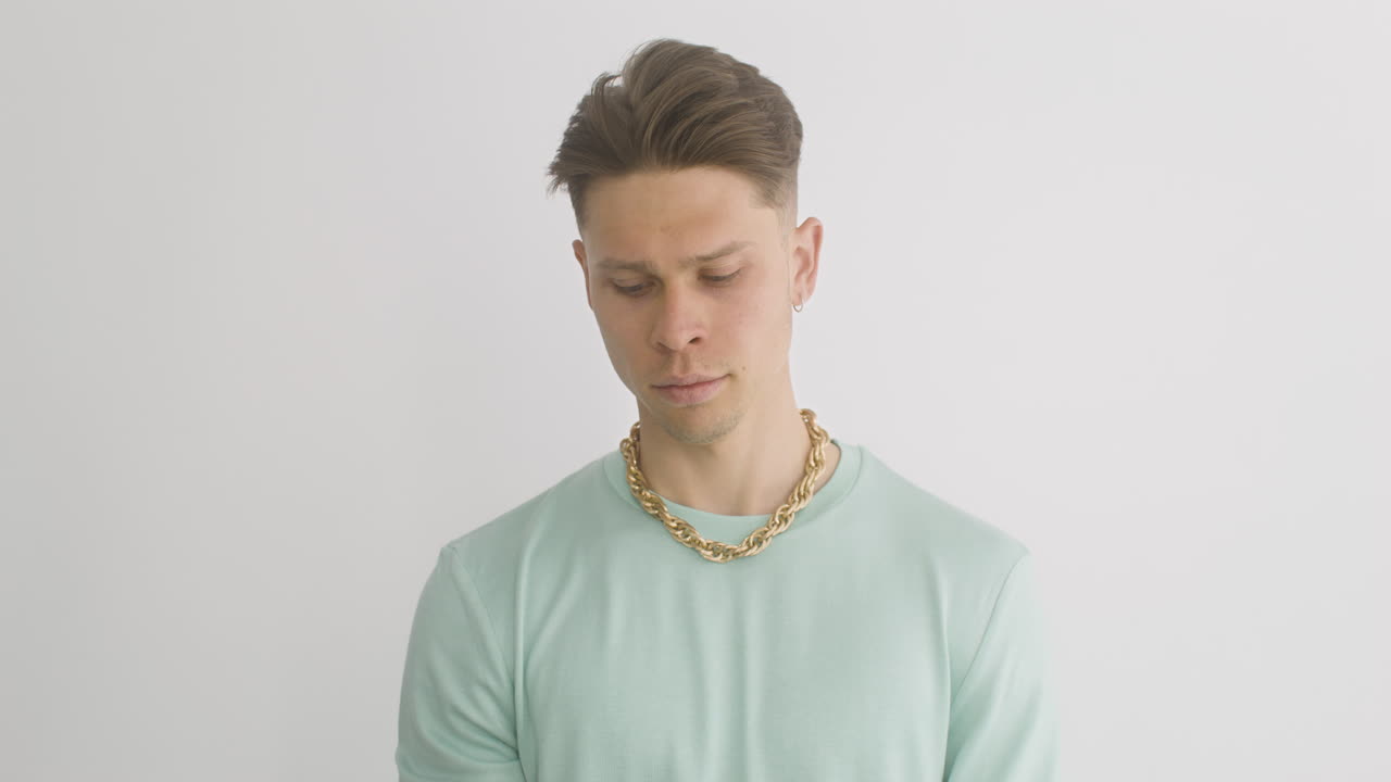 모자를 쓰고 있는 청년