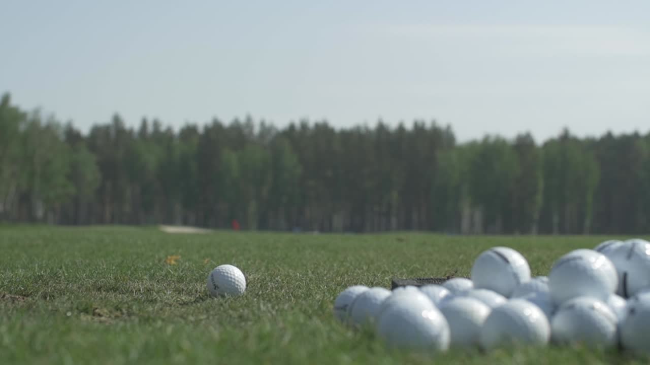 Palline da golf su un campo pratica