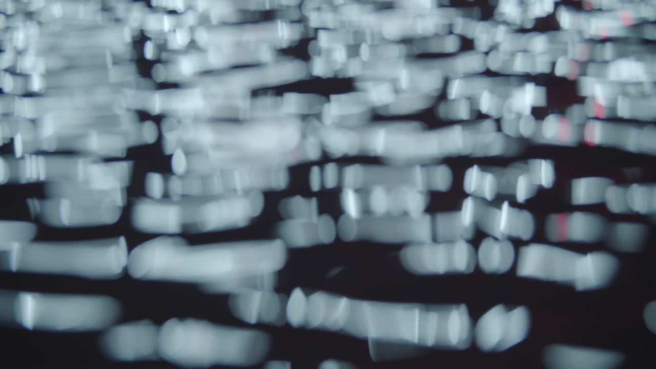 추상적인 움직임, 흐릿한 빛, 어두운 물 속의 반사.