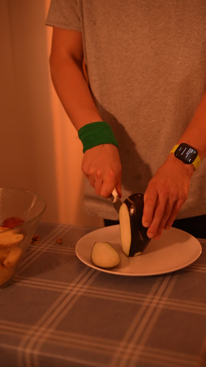 mujer preparando berenjena