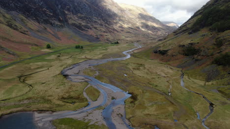 Toma-Aérea-Sobre-Un-Pequeño-Lago-Y-Arroyos-Ubicados-En-El-Valle-De-Las-Tierras-Altas-De-Glencoe