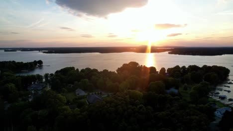 Luftsonnenuntergang-über-Dem-Lake-Norman-North-Carolina,-Lake-Norman-North-Carolina