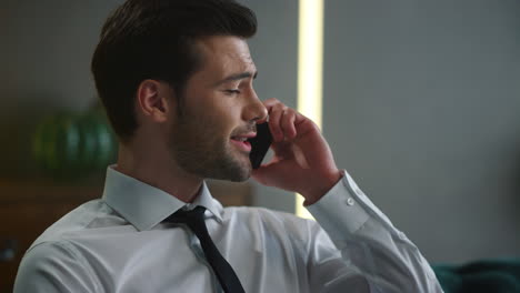 Hombre-De-Negocios-Hablando-Por-Teléfono-Inteligente-En-La-Oficina.-Empleado-Llamando-Por-Celular
