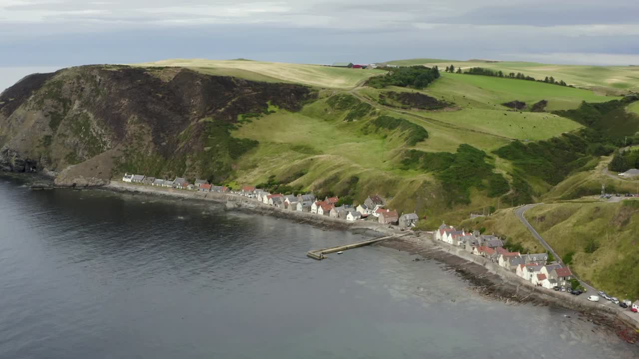 vista aérea del pueblo de crovie en la costa de aberdeenshire en una tarde nublada de verano