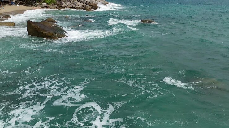 Scena costiera con onde e rocce