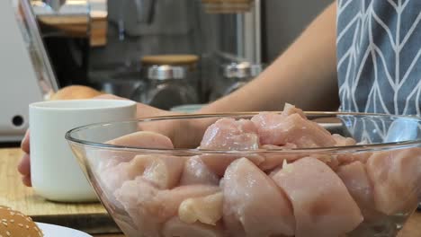 pecho de pollo crudo con especias