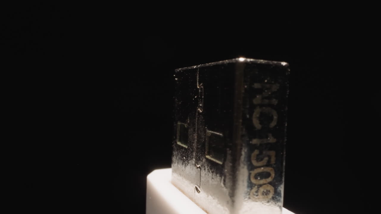 데이터를 저장하기 위한 메모리를 포함하는 플래시 드라이브의 플러그