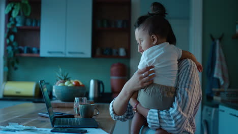 portátil, trabajo remoto y finanzas para la madre