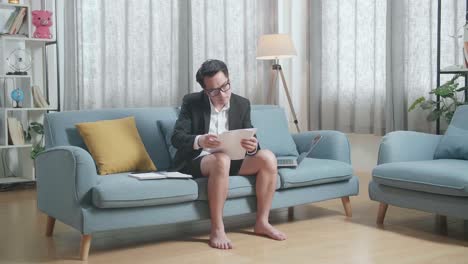 hombre en pantalones cortos trabajando desde casa