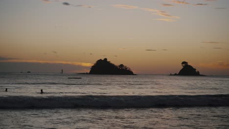 Menschen-Entspannen-Am-Strand-Des-Tropischen-Resorts-In-Las-Catalinas,-Guanacaste-In-Costa-Rica
