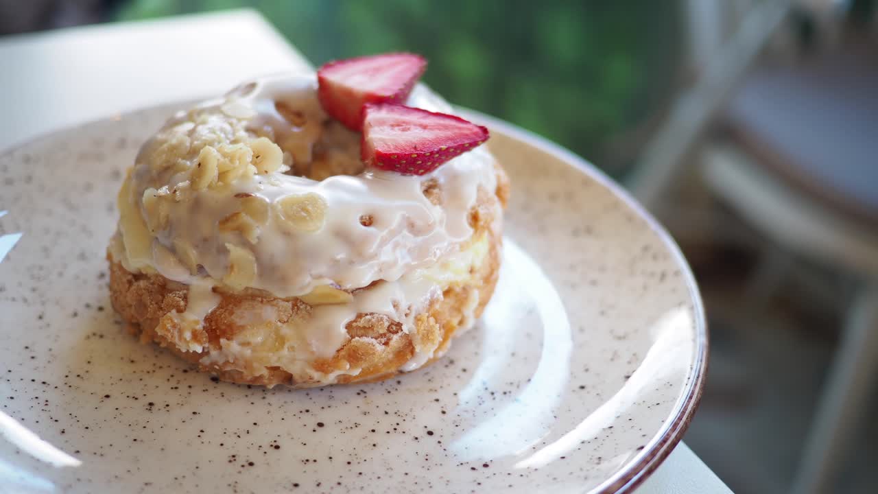 Pasticceria gourmet glassata con fragole e noci su un piatto