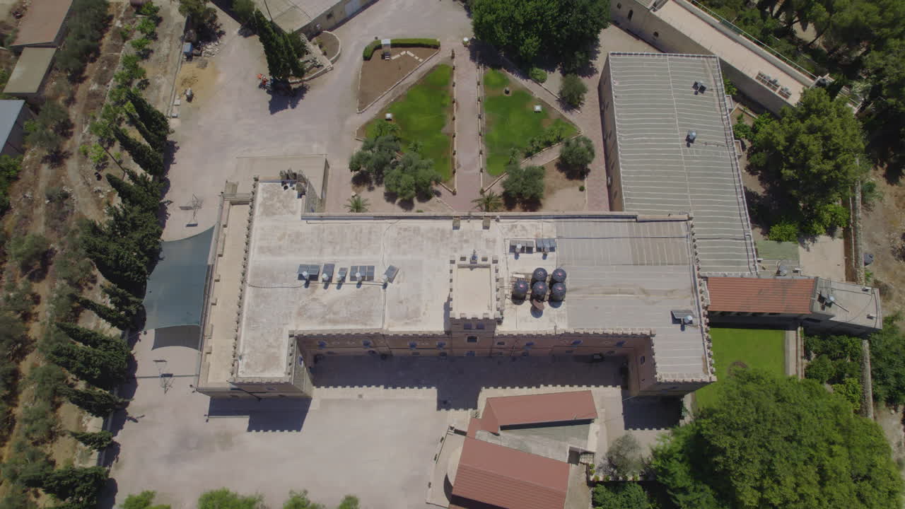 monasterio católico de bet gemal y jardín de it mian - el lugar identificado con el lugar de entierro del rabino gamaliel, el rabino era el maestro de st.