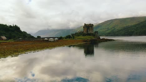 tierras altas escocesas aerial de eilean donan un famoso castillo en el lago duich en escocia, reino unido, europa