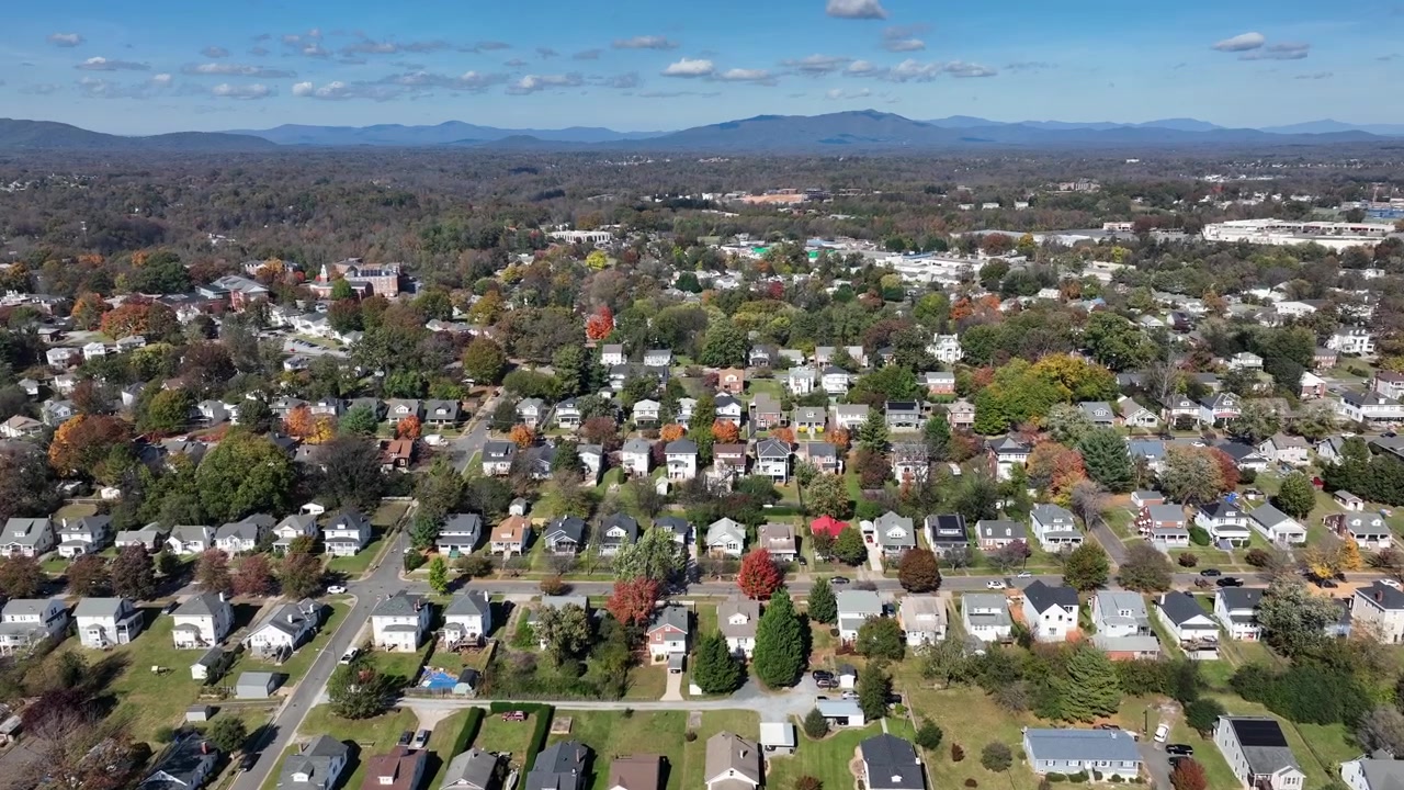 Luftfoto fra fugleperspektiv af smukt boligområde med flerfarvede træer. Amerikanske huse i forstæderne om efteråret. Vidvinkeloptagelse. Vermont, USA.