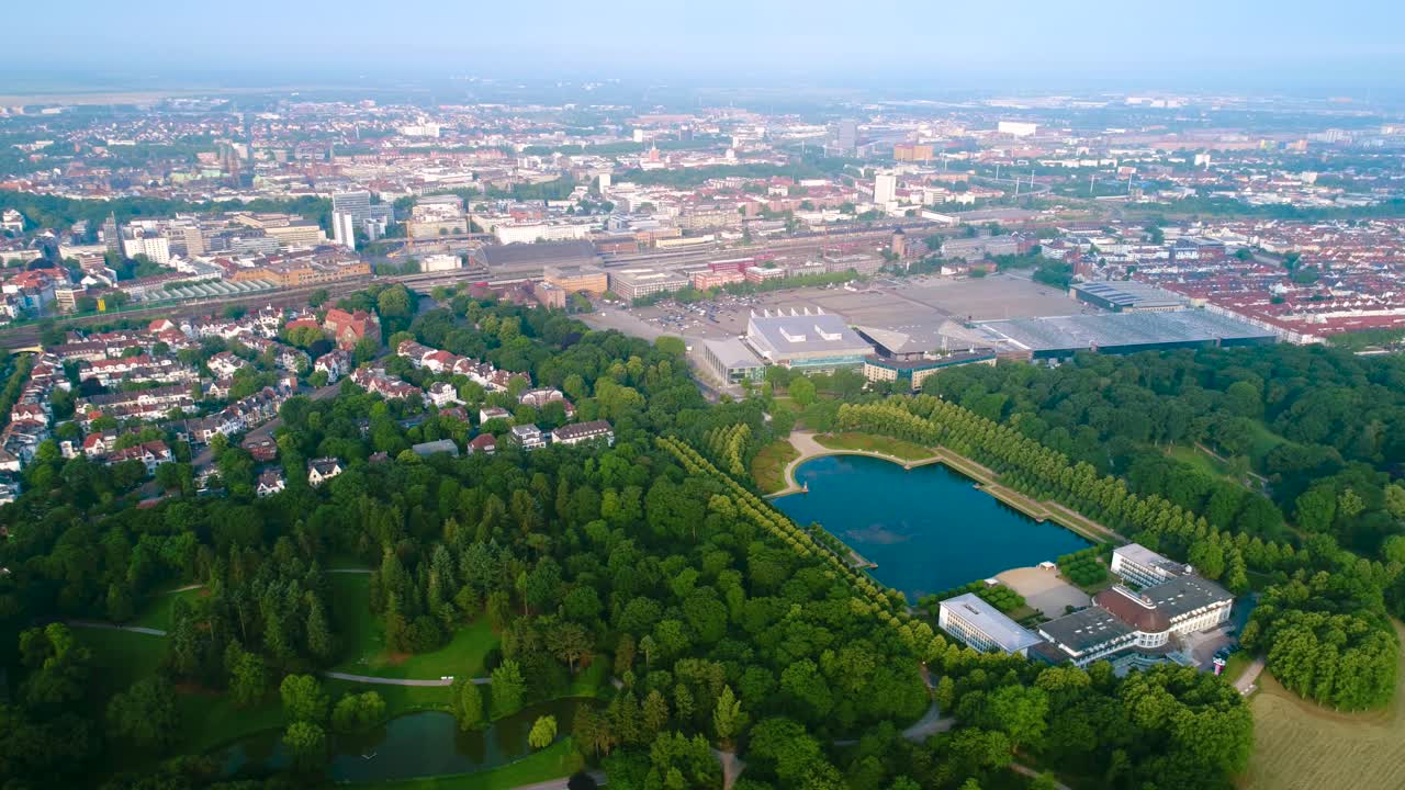 브레멘 시의 항공 fpv 드론 영상 브레멘은 독일 북부 지역의 주요 문화 및 경제 중심지입니다.