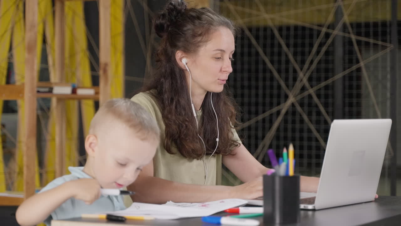 madre y hijo trabajando en casa