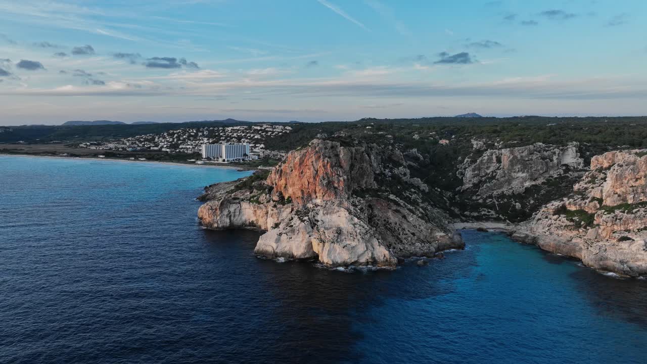 백그라운드에서 마을 마을과 스페인 해안선을 통해 드론 비행