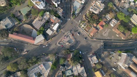 Círculo-De-Chhatrapati-Shivaji-Maharaj,-Ganesh-Mandir-Primer-Plano-Vista-De-Drone-180d-En-Satara-En-Maharashtra