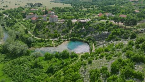 Vista-Aérea-Del-Ojo-Azul-De-La-Primavera-Del-Río-Cetina-En-Cetina,-Croacia