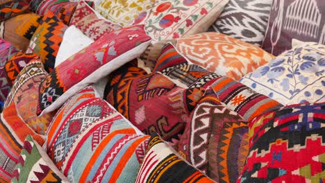 almohadas coloridas con patrones tradicionales turcos