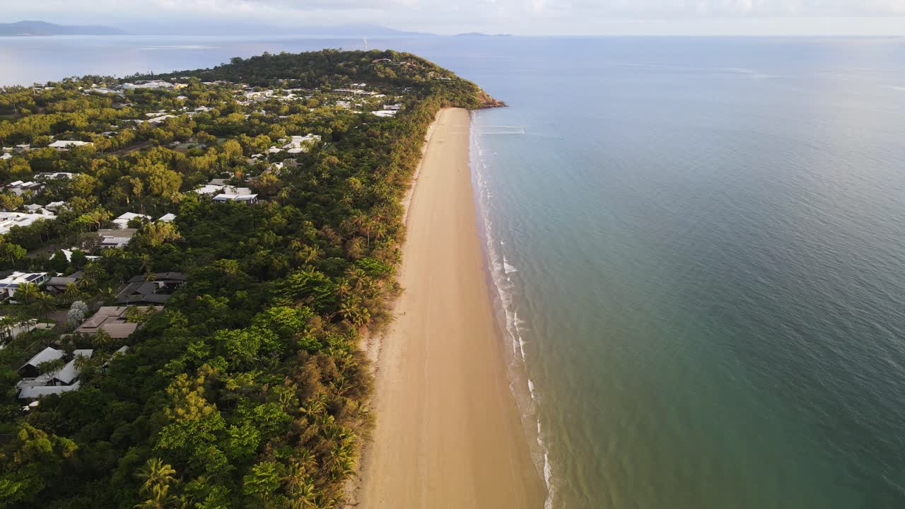 vista panorámica de drones de la playa de cuatro millas en la ciudad de port douglas mirando a la colina flagstaff y la cordillera de daintree