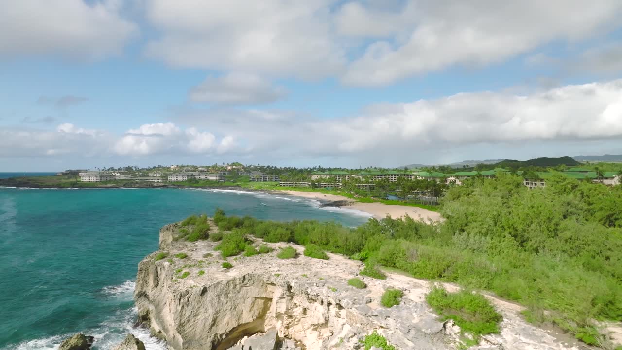 하와이 난파선 해변에서 바위에 부서지는 바다와 파도를 드러내기 위해 남겨진 넓은 공중 추적
