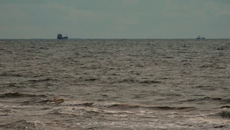 Ein-Frachtschiff-Weit-Draußen-Auf-Dem-Meer