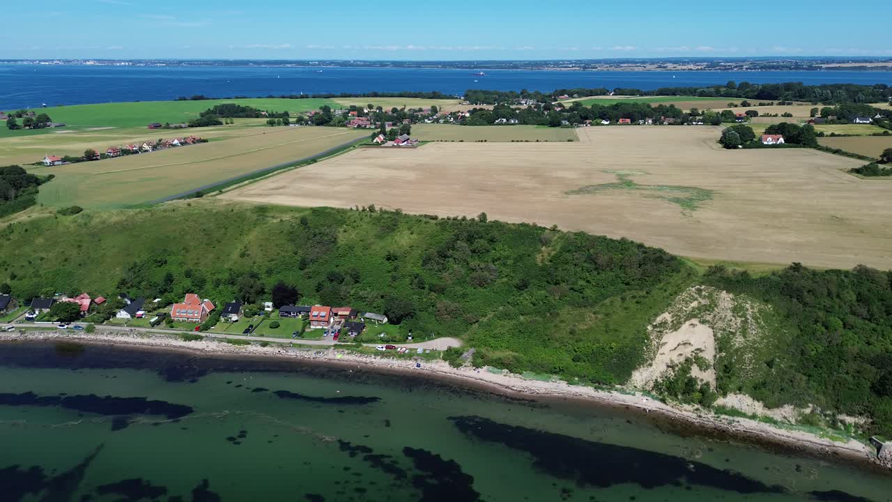 isla de ven, suecia: video de un dron que se aleja de la costa de la isla de ven frente al pueblo de kyrkbacken en una soleada mañana de verano