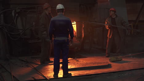 trabajadores de la fábrica de acero