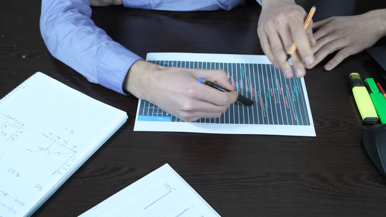 hombre de negocios discutiendo en gráficos