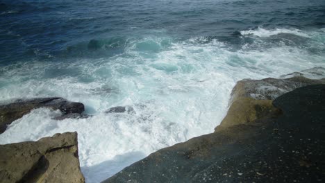 Olas-Del-Mar-Rompiendo-En-Una-Costa-Rocosa---Suburbios-Del-Este-En-Verano---Sydney,-Nueva-Gales-Del-Sur,-Australia