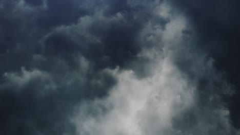 Nubes-Oscuras-Gruesas-De-4k-En-El-Cielo-Y-Relámpagos-Antes-De-La-Tormenta,-Tormenta