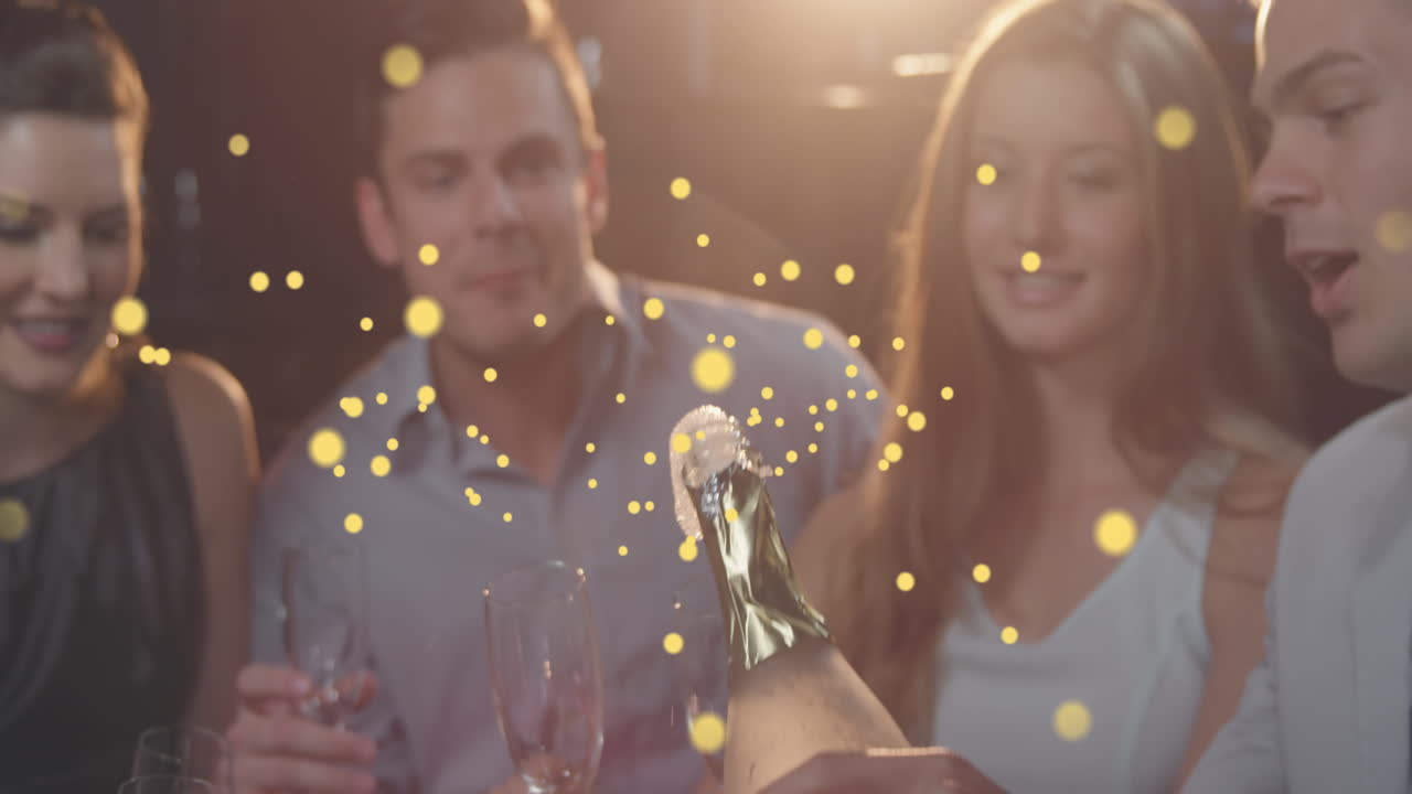 Animazione di punti luce su amici di diverse etnie in un bar