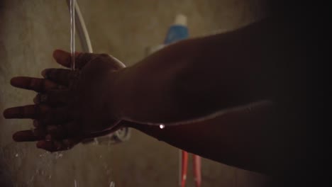 lavado tenía en cámara lenta agua goteando del codo